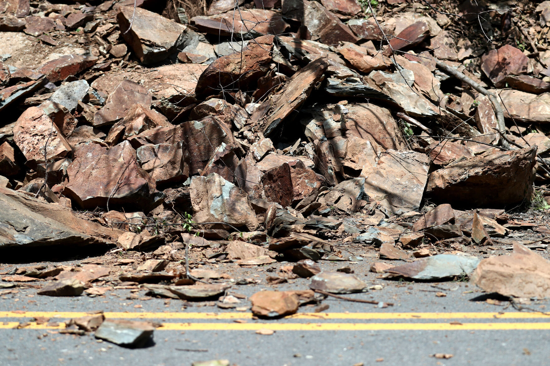 050421-cdp-news-rockslide088.JPG